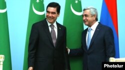 Президенты Туркменистана и Армении и Гурбангулы Бердымухамедов (слева) и Серж Саргсян. Ереван, 24 августа 2017г.