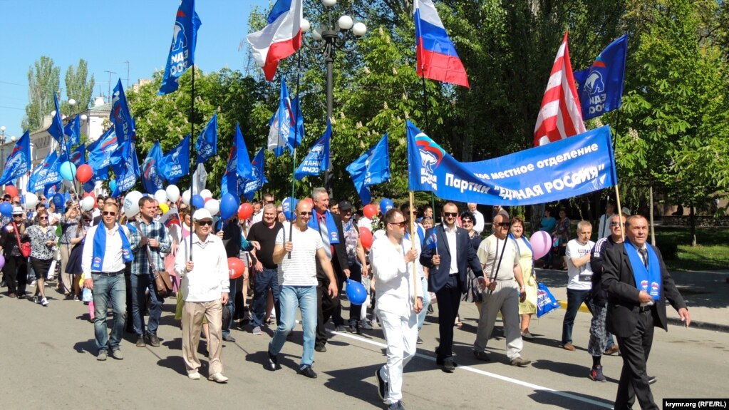 Крым демонстрация русские флаги