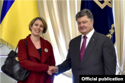 U.K. Ambassador to Ukraine Judith Gough with Ukrainian President Petro Poroshenko (file photo)