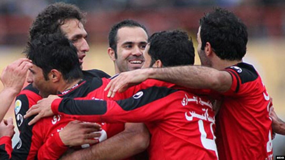 محمد نصرتی (رو به دوربین) بازیکن پرسپولیس در بازی با داماش گیلان.