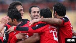 محمد نصرتی (رو به دوربین) بازیکن پرسپولیس در بازی با داماش گیلان.