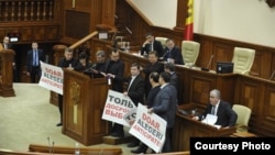 Deputați PSRM blochează tribuna parlamentului de la Chișinău, ianuarie 2016 (foto: Constantin Grigoriță)