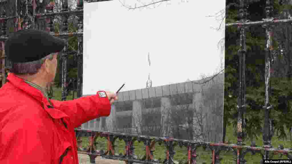 Expoziție de fotografii luate timpul evenimentelor din aprilie 2009 organizată &icirc;n grădina publică din Chișinău de organizația de tineret a PL, 7 aprilie 2013.