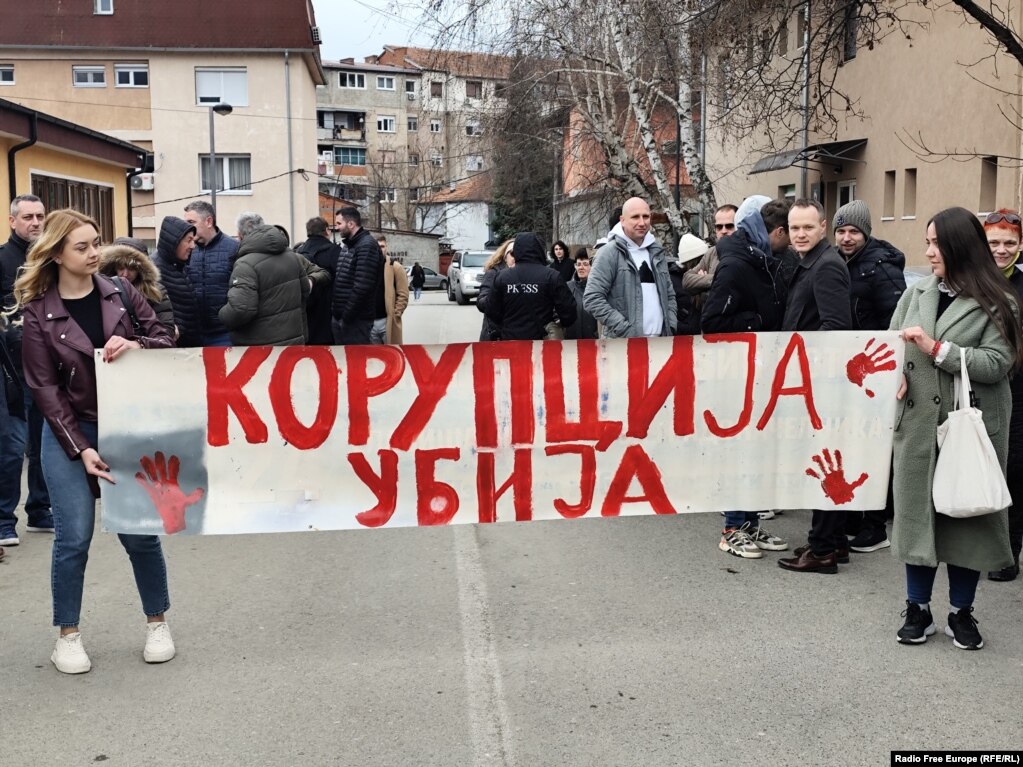 Pankartë me mbishkrimin “Korrupsioni vret” gjatë protestës në Mitrovicë të Veriut, 3 shkurt 2025.