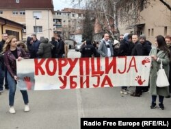 Pankartë me mbishkrimin “Korrupsioni vret” gjatë protestës në Mitrovicë të Veriut, 3 shkurt 2025.