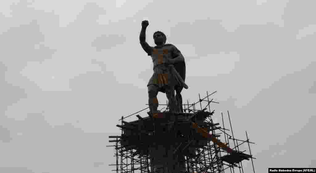 Brončani kip Filipa II Makedonskog visok je 13 metara, službeno pod nazivom "Ratnik",22. maj 2012. 