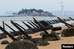 Шію, або Левів острів, що є частиною Цзіньмень, на задньому плані з китайським Сяменем, Тайвань, 20 жовтня 2025 року