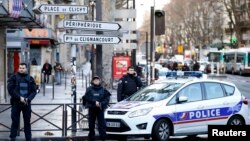Француската полиција го обезбедува реонот каде се случи инцидентот. 
