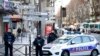Около места нападения на полицейский участок в Париже 7 января 2016 года 
