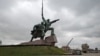 Памятник «Солдат и Матрос» на мысе Хрустальный в Севастополе. На заднем плане – демонтаж недостроенного музея Великой Отечественной войны