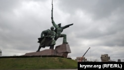 Памятник «Солдат и Матрос» на мысе Хрустальный в Севастополе. На заднем плане – демонтаж недостроенного музея Великой Отечественной войны