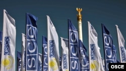 Флаги с логотипом председательства Казахстана в ОБСЕ. Астана, 28 июня 2010 года.
