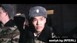 8-декабарда Бишкектеги аскер бөлүгүнөн качкан 15 жоокер кайра бөлүккө кайтып келишти, 9-декабрь, 2011.