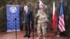 Министр обороны Польши Антони Мачеревич и генерал Бен Ходжес на пресс-конференции в Загане (Польша)