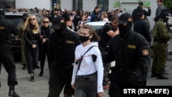 Polițiști din Belarus arestând femei la protestul de sâmbătă, 19 septembrie.