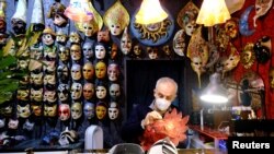 Un confecționer de măști venețiene în atelierulsău. Carnavalul anual de la Veneția, programat pentru 7 februarie, a fost anulat. REUTERS/Manuel Silvestri 