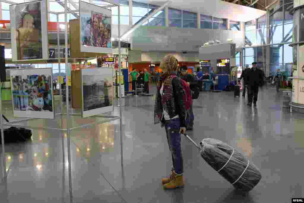 Путешественники могут увидеть выставку, как только сойдут из самолета