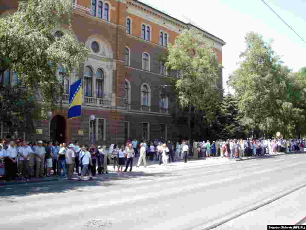 Дочекот на конвојот камиони со посмртните остатоци, Сараево јули 2011