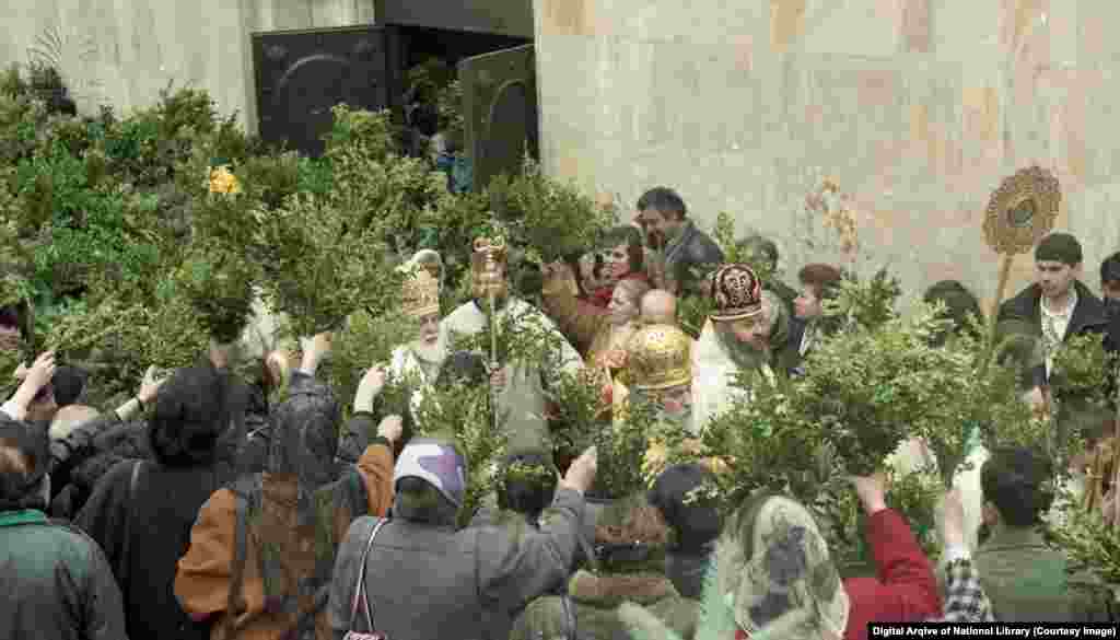 ილია მეორე მრევლთან. სადღესასწაულო მსახურება. ბზობის დღესასწაული. 48 წლის წინ ახალ პატრიარქს დახვდა 34 მოქმედი ეკლესია, 4 მონასტერი, 80 სასულიერო პირი. წლების მერე ეს რიცხვები შთამბეჭდავად გაზრდილია. 2007 წელს, პატრიარქის აღსაყდრებიდან 30 წლის თავზე, საქართველოში უკვე 1500 მოქმედ ეკლესიას, 140 მონასტერს და 3200 სასულიერო პირს ითვლიდნენ.