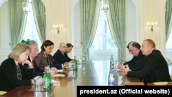 ბაქო, 24 ოქტომბერი: თეთრი სახლის მრჩეველი ეროვნული უსაფრთხოების საკითხებში, ჯონ ბოლტონი, აზერბაიჯანის პრეზიდენტ ილჰამ ალიევთან შეხვედრის დროს
