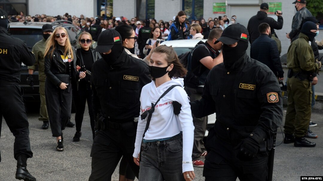Polițiști din Belarus arestând femei la protestul de sâmbătă, 19 septembrie.