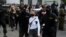 Polițiști din Belarus arestând femei la protestul de sâmbătă, 19 septembrie.
