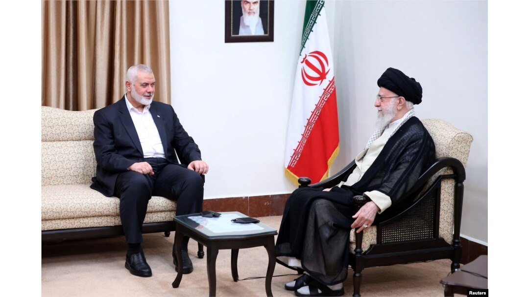 Liderul politic al Hamas, Ismail Haniyeh (stânga) se afla în Iran pentru a participa la ceremonia de învestire a noului președinte, întâlnindu-se și cu liderul suprem al Iranului, Ayatollah Ali Khamenei.