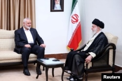 Liderul politic al Hamas, Ismail Haniyeh (stânga) se afla în Iran pentru a participa la ceremonia de învestire a noului președinte, întâlnindu-se și cu liderul suprem al Iranului, Ayatollah Ali Khamenei.