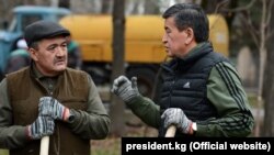 Мэр Бишкека Албек Ибраимов (слева) и президент КР Сооронбай Жээнбеков на субботнике. 24 марта 2018 года.