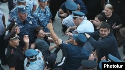 Armenia - Riot police scuffle with relatives of Armenian soldiers killed during the war in Nagorno-Karabakh at the Yerablur Military Pantheon, Yerevan, September 21, 2021.