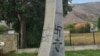 U mostarskom naselju Baćevići na spomeniku civilnim žrtvama Drugog svjetskog rata 8. septembra, osvanuli su fašistički grafiti. 