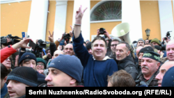 Киевте жақтастары арасында тұрған Михаил Саакашвили. Желтоқсан айы, 2017 жыл.