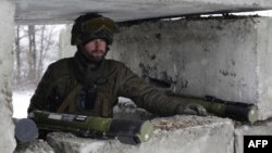 Український військовослужбовець у зоні АТО. Лютий 2015 року. Ілюстраційне фото
