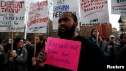 شماری با تجمع در خیایان‌های شهر نیویورک، نسبت به اعمال محدودیت‌های احتمالی صدور ویزا برای شهروندان هفت کشور، اعتراض کردند
