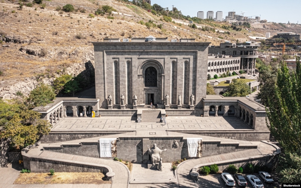 Matenadaran, một công trình được xây dựng có mục đích cụ thể, mở cửa tại Yerevan vào năm 1959 để lưu trữ các bản thảo tiếng Armenia.