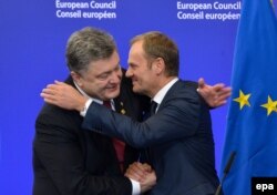 Petro Poroshenko și Donald Tusk la summitul din Bruxelles, 12 februarie 2015.