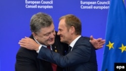 Ukrainanyň prezidenti Petro Poroşenko (çepde) we Ýewropa Bileleşiginiň prezidenti Donald Tusk. 12-nji fewral, 2015 ý.