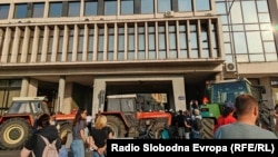Traktori blokiraju ulaze u Skupštinu grada Novog Sada, 17. jun 2025.