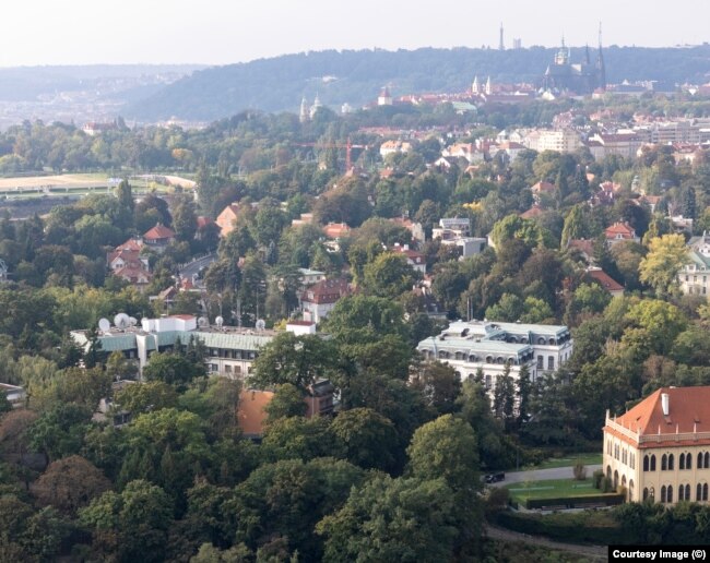 Zona e Pragës ku gjendet Ambasada ruse.