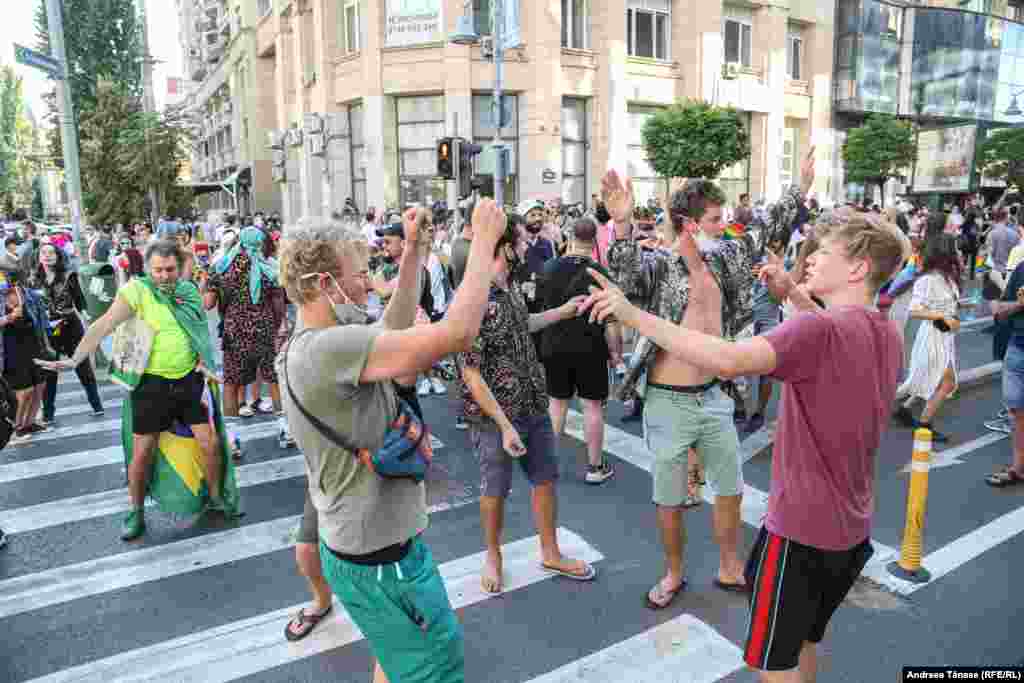 Mai multe persoane dansează în timpul Marșului Diversității, Bucharest Pride.