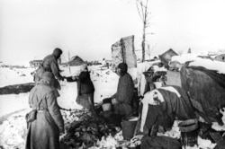 Жители разбомбленного Сталинграда
