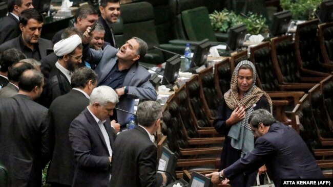 نمایندگان مجلس شورای اسلامی هنگام سفر فدریکا موگرینی به ایران در مرداد ۱۳۹۶ با او عکس یادگاری می‌گیرند