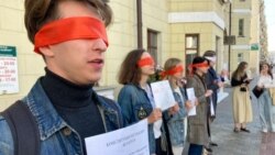 Студэнты юрыдычнага факультэту БДУ ў Менску «паказалі сучасную мадэль беларускай Фэміды», прадэманстраваўшы парушаныя артыкулы Канстытуцыі Беларусі