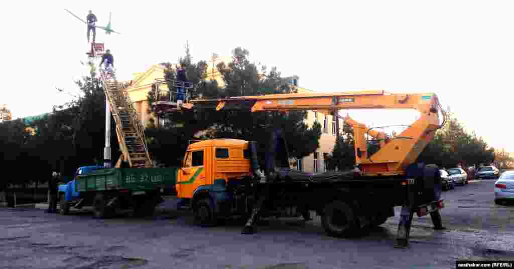 Türkmenabat şäherinde ýerleşýän Döwlet Mugallymçylyk institutynyň golaýyndaky köçäniň yşyklandyryş sütünlerine täze çyralar dakylýar.