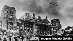 1945-ci ildə dağıdılmış Reyxstaq. Khaldei-in bəzi şəkilləri saxtalaşdırılıb, çoxu da təbliğat məqsədilə retuşlanıb. Ancaq fotoqrafın arxivində montaj və təbliğatyönümlü fotolarla yanaşı, sənədli fotojurnalistikaya parlaq nümunələr də var.