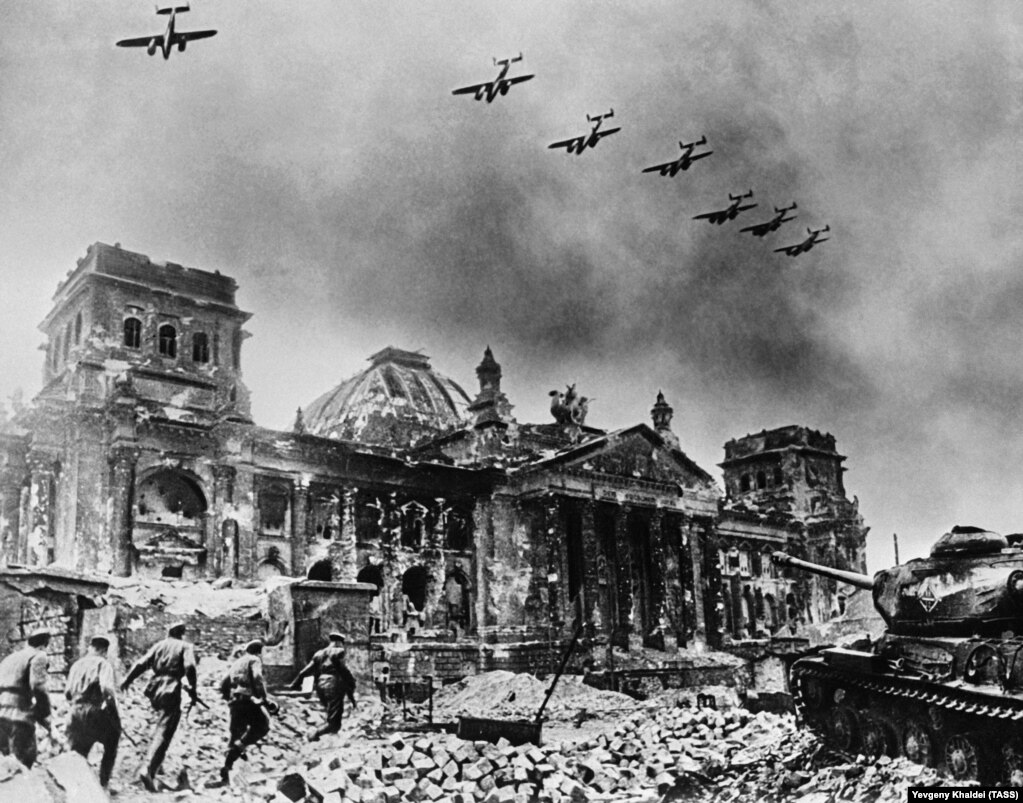 Разрушенный Рейхстаг, 1945 год. Некоторые из фотографий Халдея тщательно ретушировались, многие были постановочными и использовались в пропагандистских целях. Но помимо таких снимков в архивах фотографа есть множество кадров, являющихся выдающими образцами фотожурналистики.