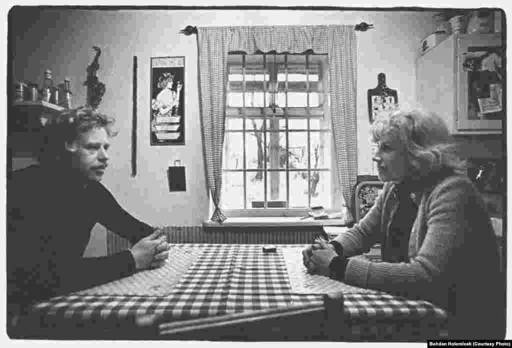 1974-c&uuml; il. Havel xanımı Olga ilə. İnsan haqları fəalı kimi &ccedil;alışan Olga da 1996-cı ildə vəfat edib.