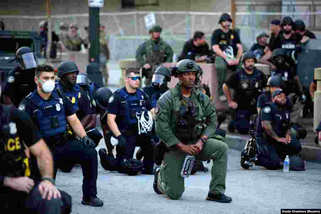 Офіцери поліції стали на одне коліно на знак солідарності із учасниками протестів, які вимагають справедливості щодо загибелі в Міннеаполісі афроамериканця Джорджа Флойда. Атланта, штат Джорджія. 1 червня 2020 року (Фото REUTERS/Dustin Chambers)