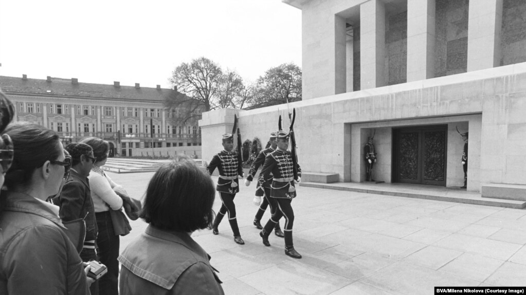 Ceremonia e ndërrimit të gardës para mauzoleut të Georgi Dimitrovit, 1974. Dimitrov ishte Sekretar i Përgjithshëm i Komitetit Qendror të Partisë Komuniste Bullgare dhe Kryeministër nga viti 1946 deri në vdekjen e tij më 1949. Mauzoleumi i tij në qendër të Sofjes u shkatërrua. në vitin 1999.