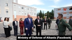 Ambasadori amerikan në NATO, Matthew Whitaker dhe ministri i Mbrojtjes i Shqipërisë, Ermal Nufi. 